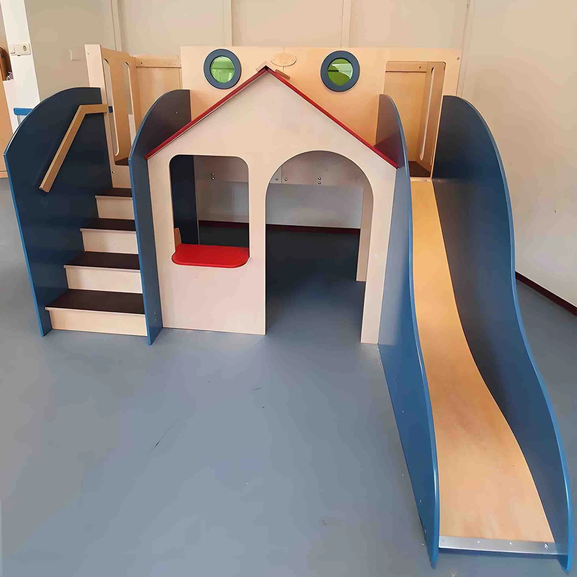 統合されたプレイハウスと滑り台を備えたモダンなキッズ木製屋内遊び場、プレミアム幼稚園アクティビティ