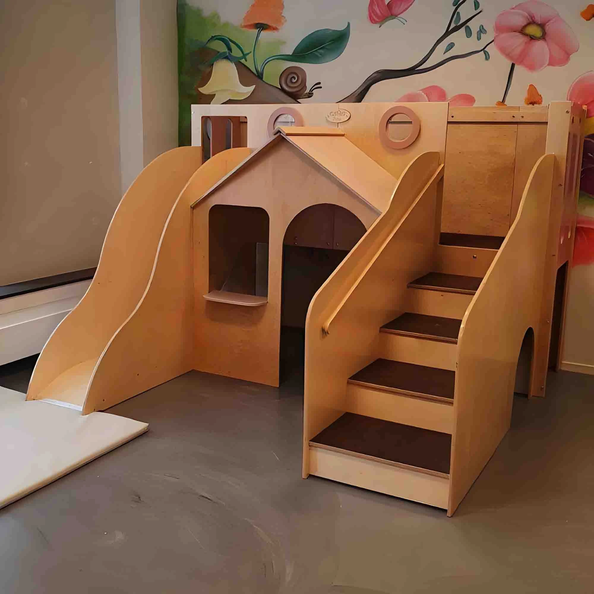 統合されたプレイハウスと滑り台を備えたモダンなキッズ木製屋内遊び場、プレミアム幼稚園アクティビティ
