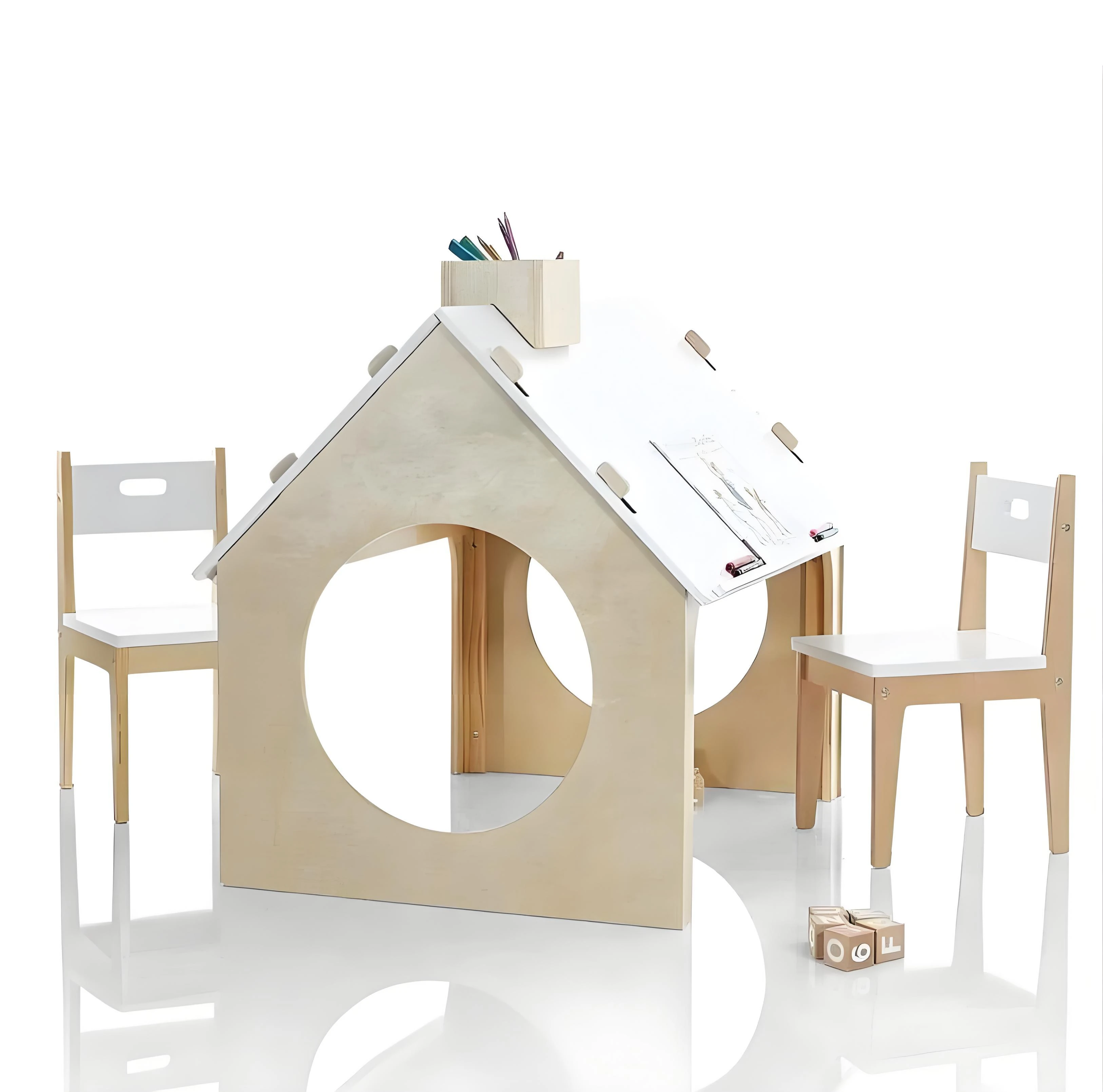 モンテッソーリ木製キッズプレイハウス、黒板屋根と椅子2脚、スカンジナビアスタイルのアクティビティセンター付き